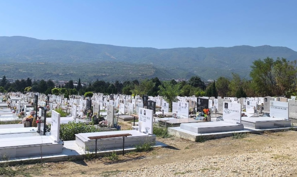 Драма на гробишта во Македонија: Полицијата уапси лажен поп на Задушница